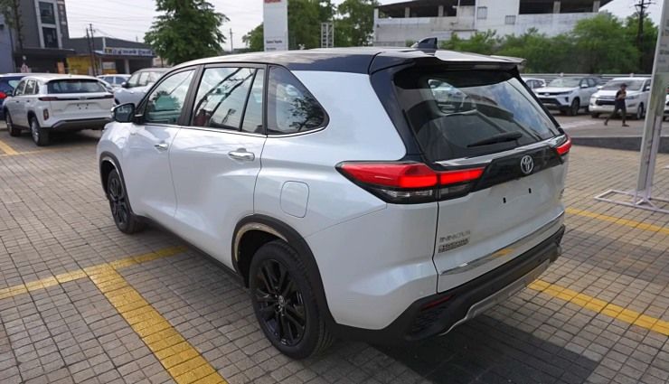 2025 toyota innova hycross exclusive edition rear