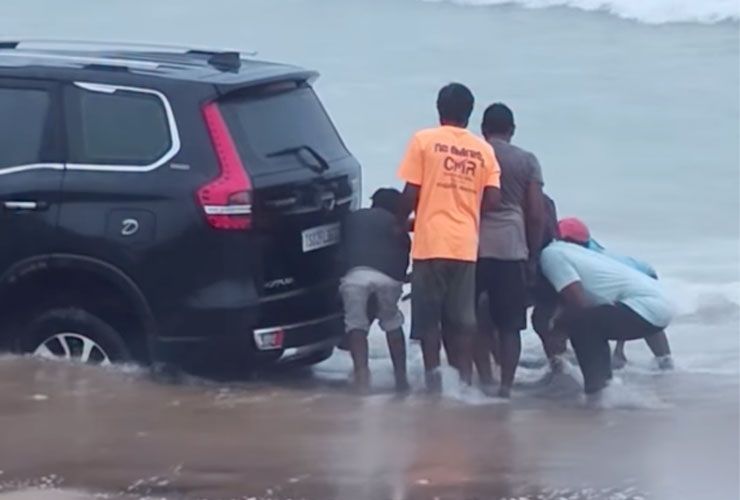 mahindra scorpio n stuck at beach