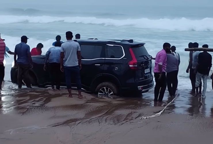 mahindra scorpio n stuck at beach
