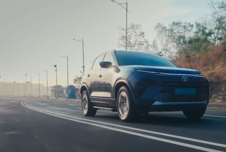tata harrier ev on highway