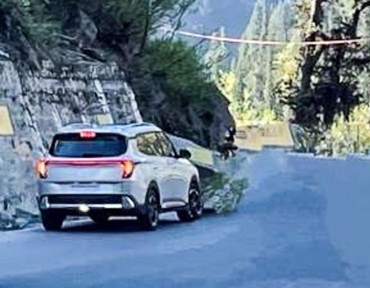 2025 kia carens facelift spied
