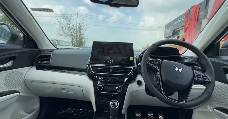 2025 mahindra xuv 3xo revx edition interior