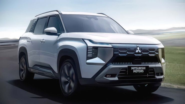 2025 Mitsubishi Destinator front right