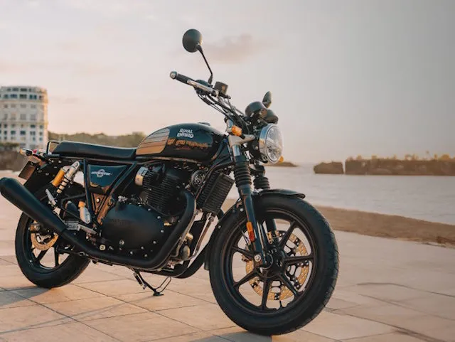 Royal Enfield Interceptor 650 blacked out 740