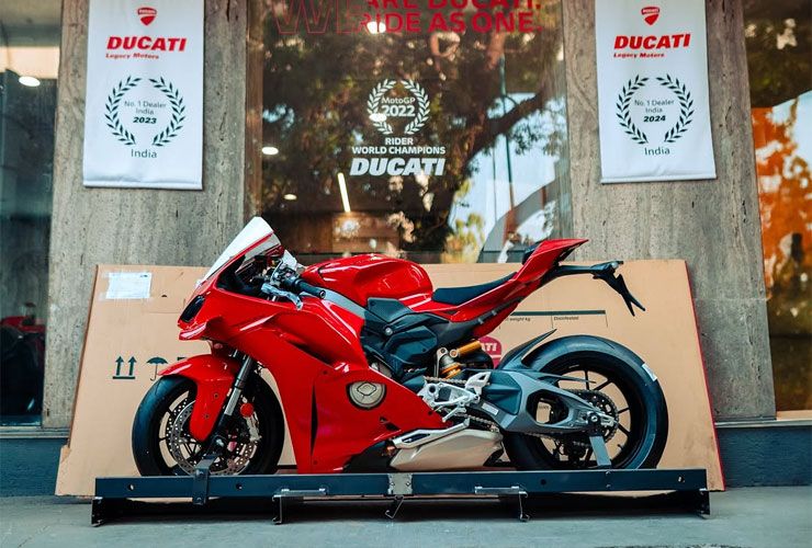 adityaraj gore ducati panigale v4