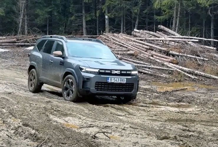 dacia bigster on mud roads