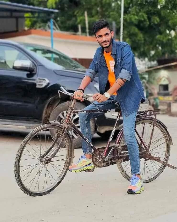 fantasy cricket expert anurag dwivedi bicycle