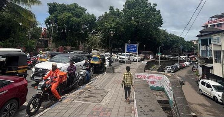 gadkari stuck in traffic