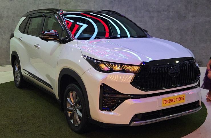 innova hycross with rs 5.3 lakh mods front