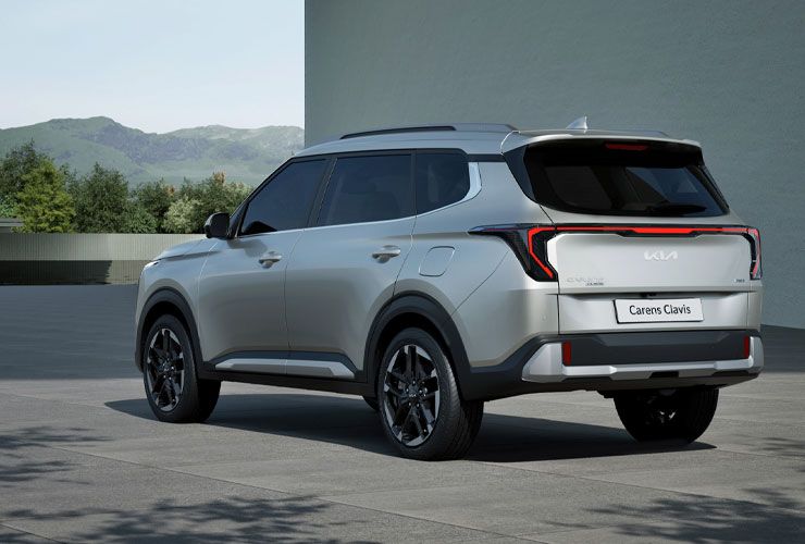 kia carens clavis rear design