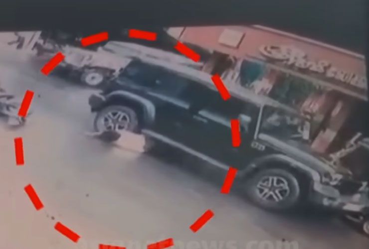 lucky escape for scooter rider due to alert thar roxx driver
