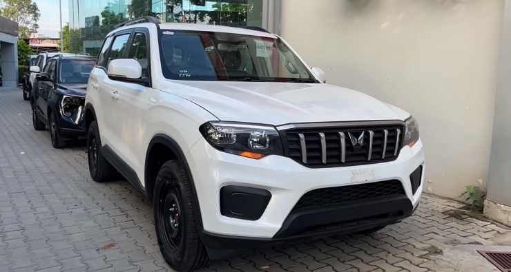 mahindra scorpio-n z4 at front