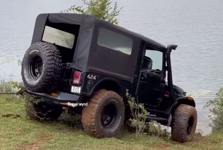 mahindra thar falls into dam wayanad