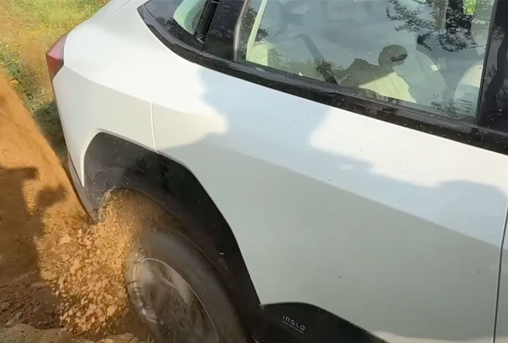 mahindra xev 9e stuck during off roading