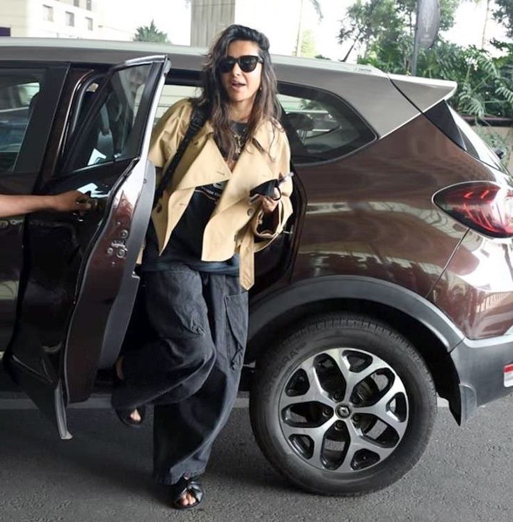 shalini pandey in her renault captur suv