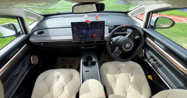 mg windsor pro interior
