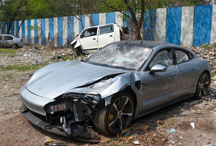 pune porsche taycan crash 