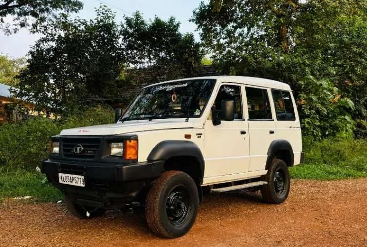 sumo 4x4 white