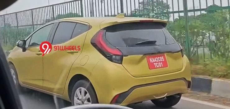 toyota aqua side