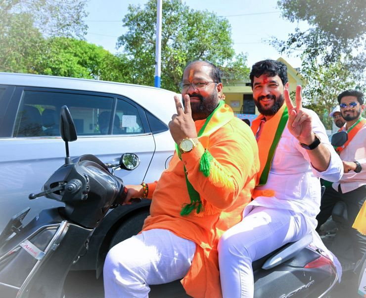 union minister not wearing helmet