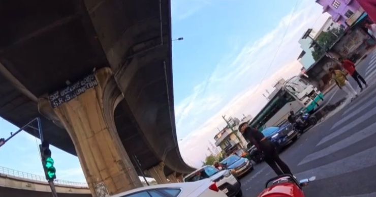 woman confronts car driver who drove over her foot