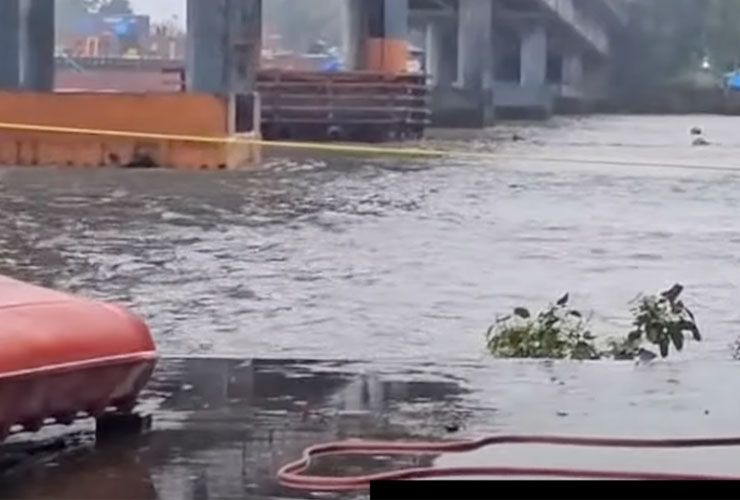 woman drives audi q3 into waterfilled ditch in navi mumbai
