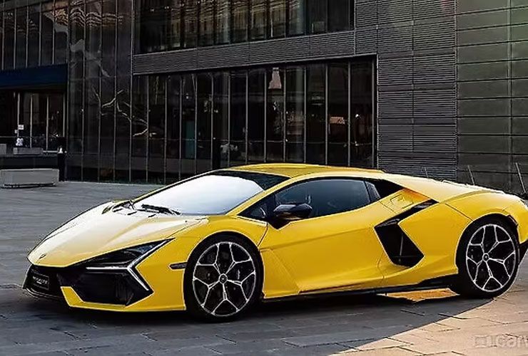 yellow lamborghini revuelto